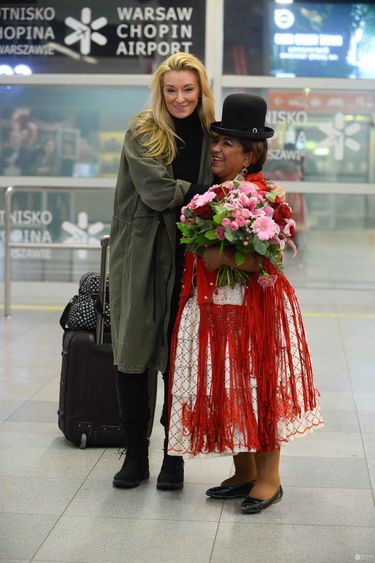 Martyna Wojciechowska i Carmen Rojas na lotnisku