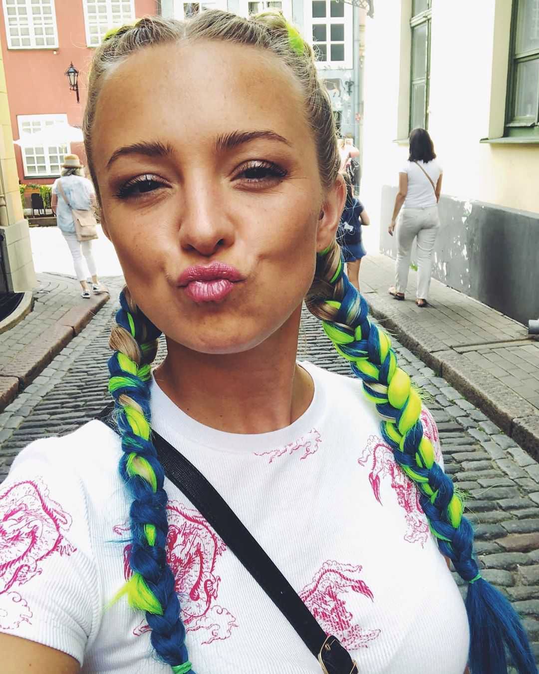 Barbara Kurdej-Szatan ma kolorowe warkoczyki