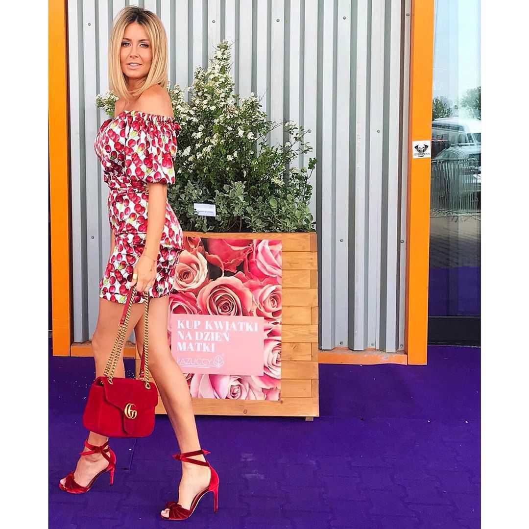 Małgorzata Rozenek w sukience w wiśnie