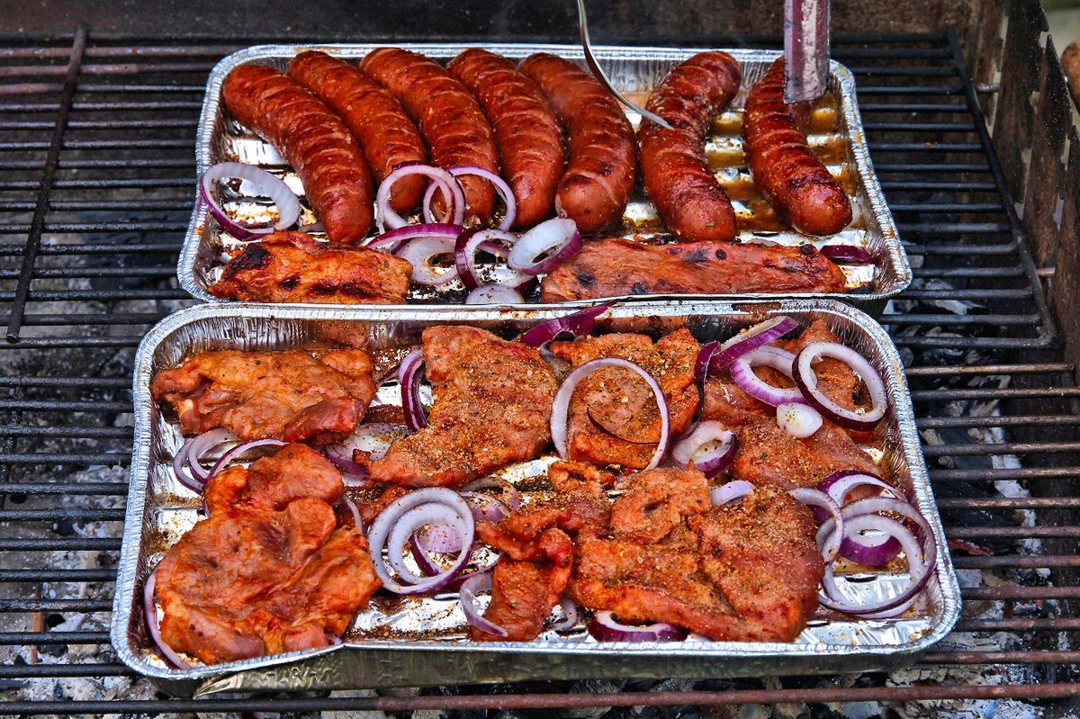 Czym zastąpić folię aluminiową na grilla? Fot. Getty Images