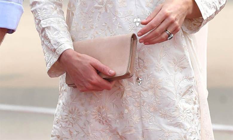 Księżna Kate w Lahaur z elegancką torebką