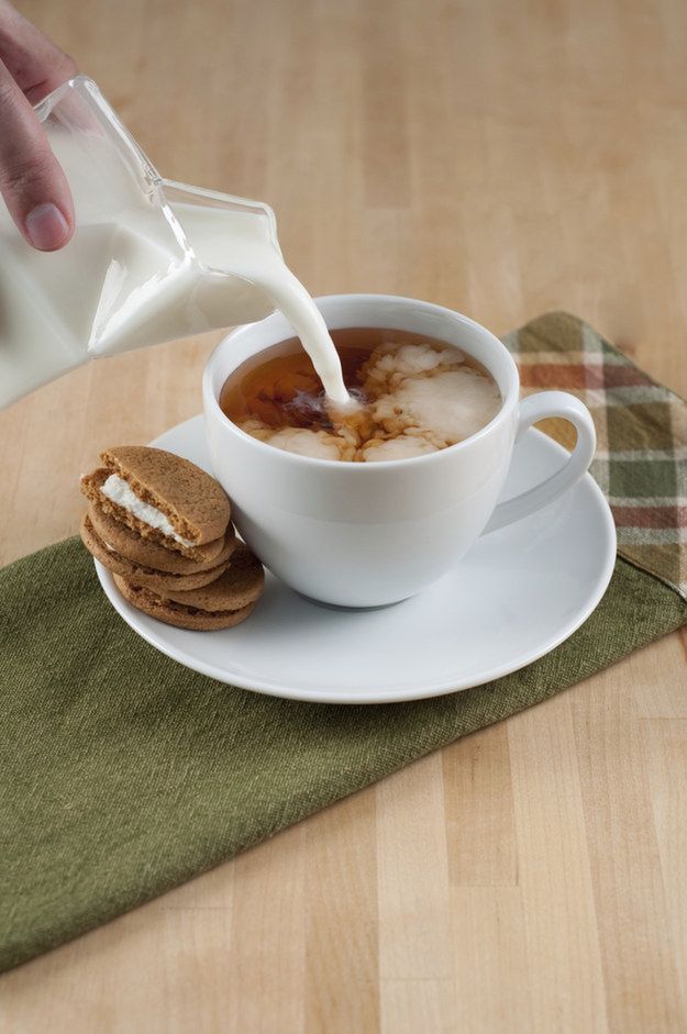 Czarna herbata podawana z mlekiem i cukrem.