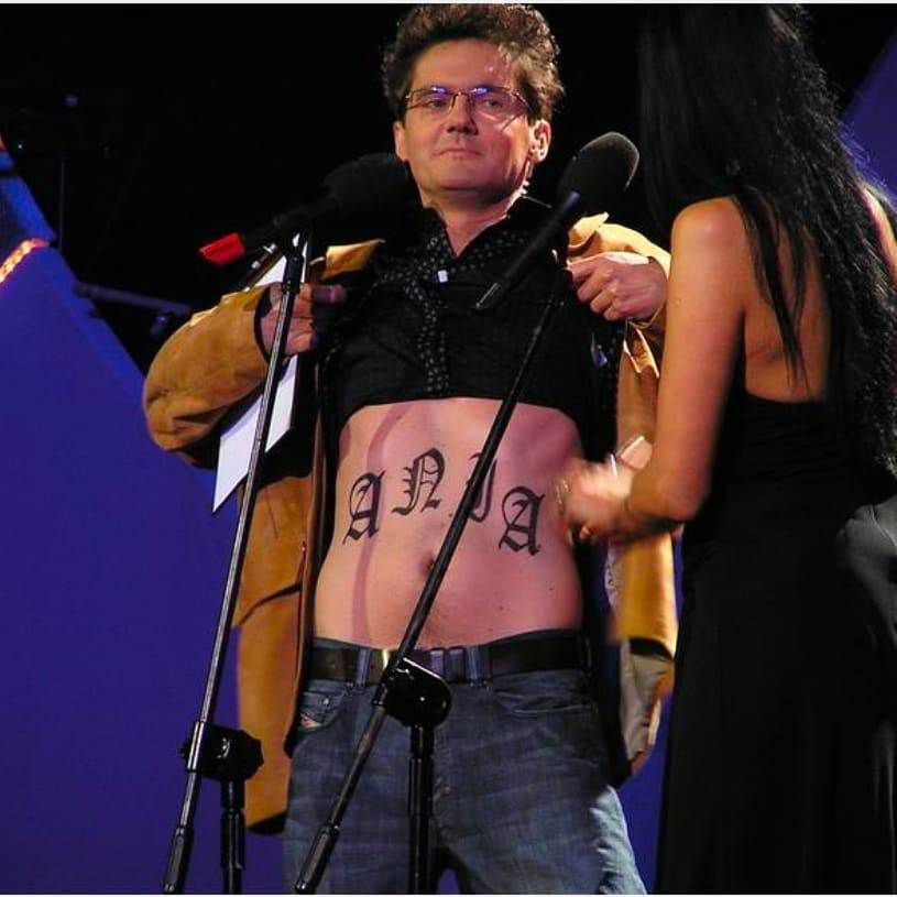 Kuba Wojewódzki z tatuażem na brzuchu