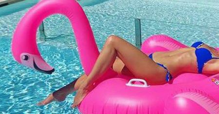 Zmysłowa gwiazda TVN wielką majówkę rozpoczęła w seksownym bikini w towarzystwie różowego flaminga!