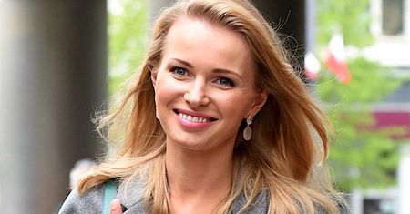 Agnieszka Cegielska bez makijażu i w roboczych ciuchach sadzi kwiaty. Czy wciąż wygląda jak ikona stylu?