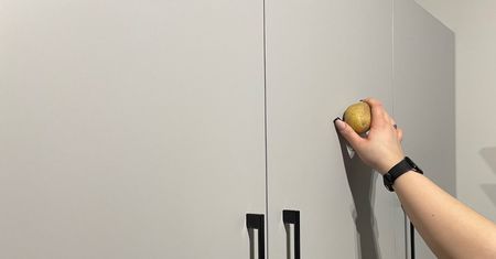 Przekrój na pół i przetrzyj nim fronty szafek – ślady palców od razu znikną!