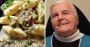 Siostra Aniela robi kopytka, jak nikt inny. Podaje je z przebojowym sosem na bazie ulubionego składnika Polaków