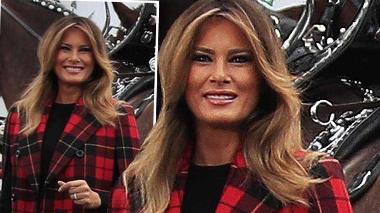 Melania Trump w płaszczu w kratkę wita choinkę