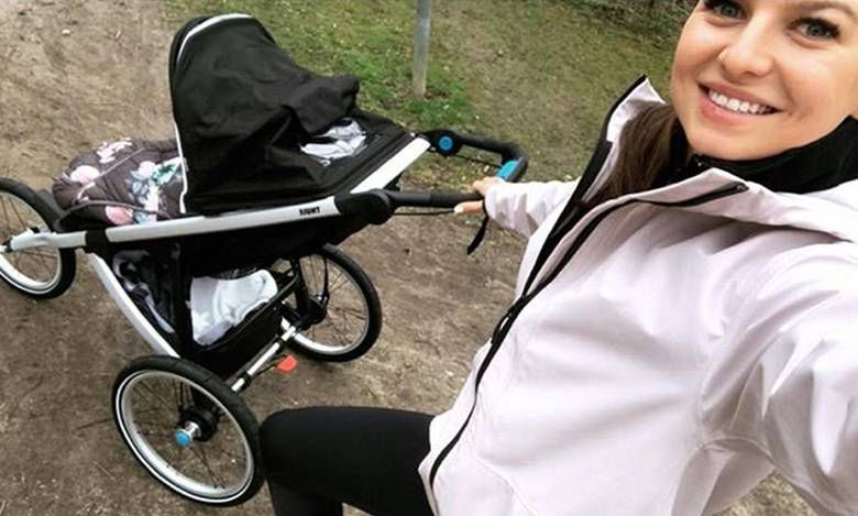 Anna Lewandowska nawet poranny jogging uprawia w towarzystwie córki. Sprawiła Klarze odjechany wózek! Cena? Bardzo tanio!