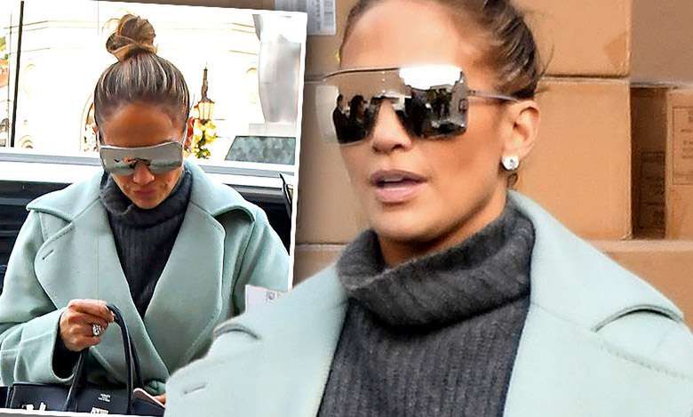 Jennifer Lopez w miętowym płaszczu na zakupach w Los Angeles