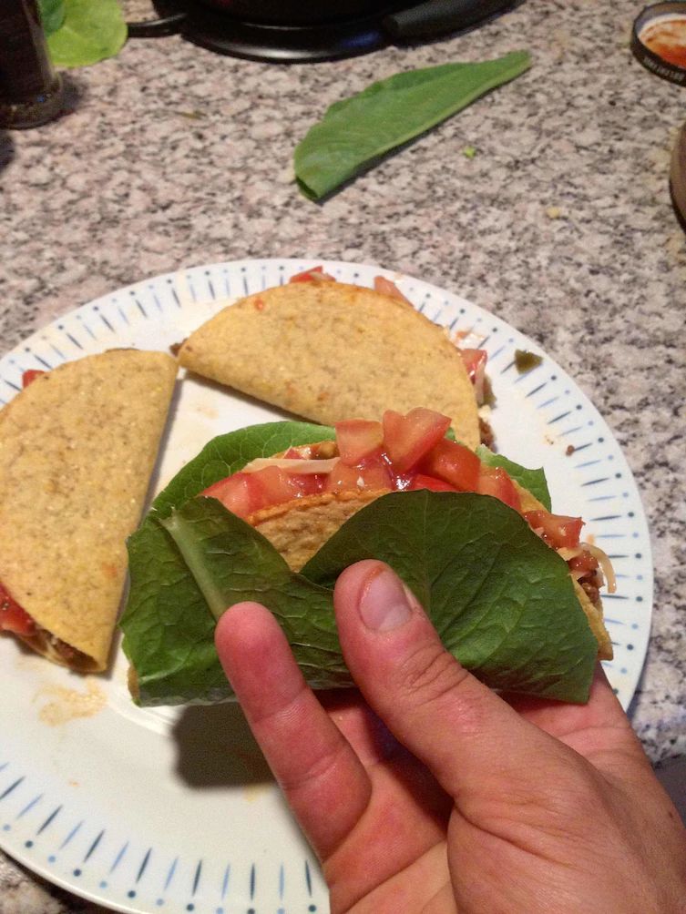 Gdy jesz tacos, użyj sałaty jako zabezpieczenia przed gorącem.