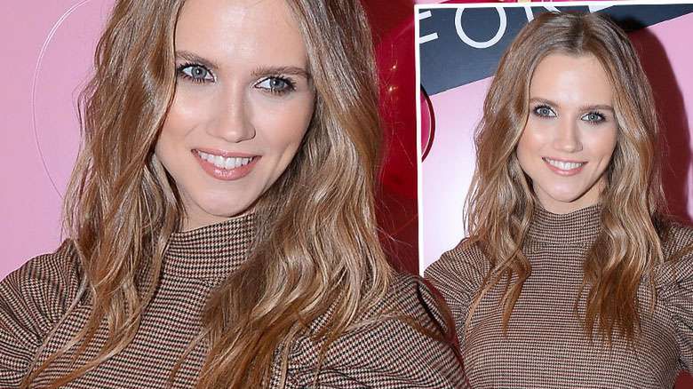 Agnieszka Kaczorowska z ciążowym brzuszkiem w mini