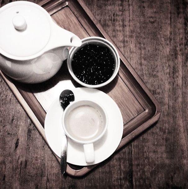 Perłowa herbata z mlekiem znana jako herbata z bąbelkami. Może być serwowana zarówno na ciepło jak i zimno.