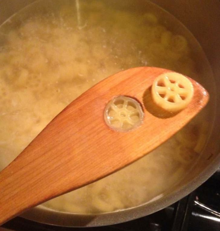 <a href="https://www.reddit.com/r/oddlysatisfying/comments/97knv8/the_way_this_pasta_fits_inside_this_spoon/">reddit.com</a>