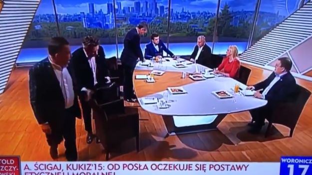 Politycy opozycji wychodzą ze studia TVP