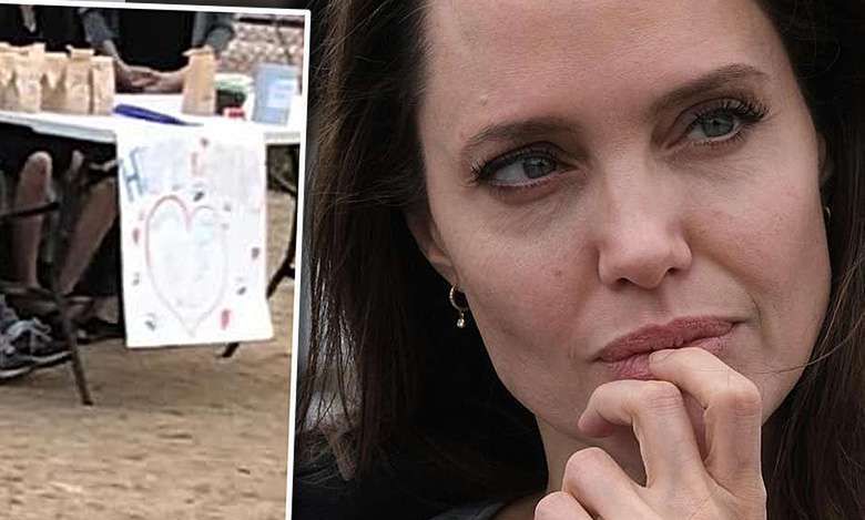 Angelina Jolie  dziećmi sprzedaje psie chrupki w parku
