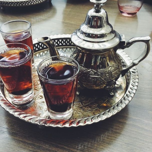 Niesłodzona czarna herbata. Często pije się ją na egipskich weselach.