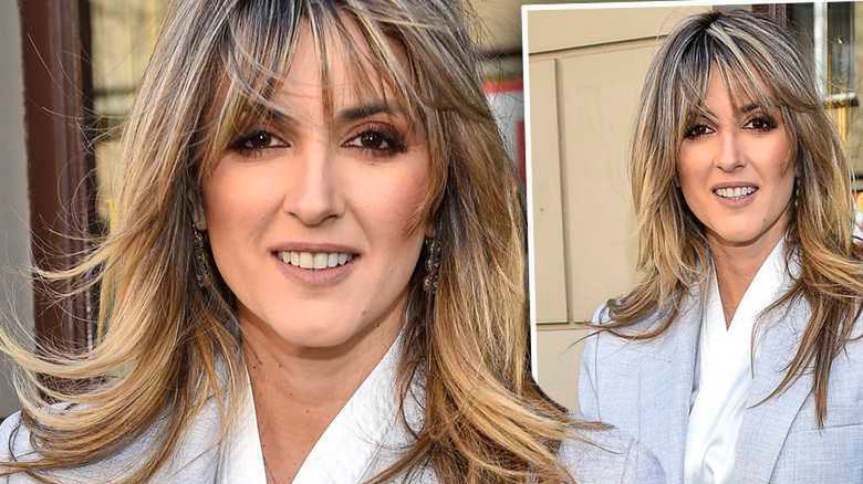 Karolina Szostak w pastelowym garniturze