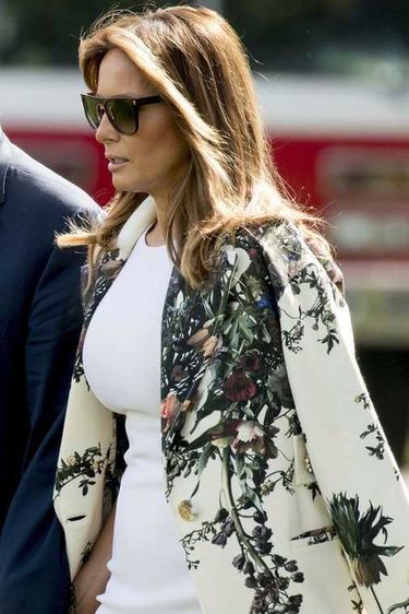 Melania Trump w obcisłej sukience i modnym płaszczu