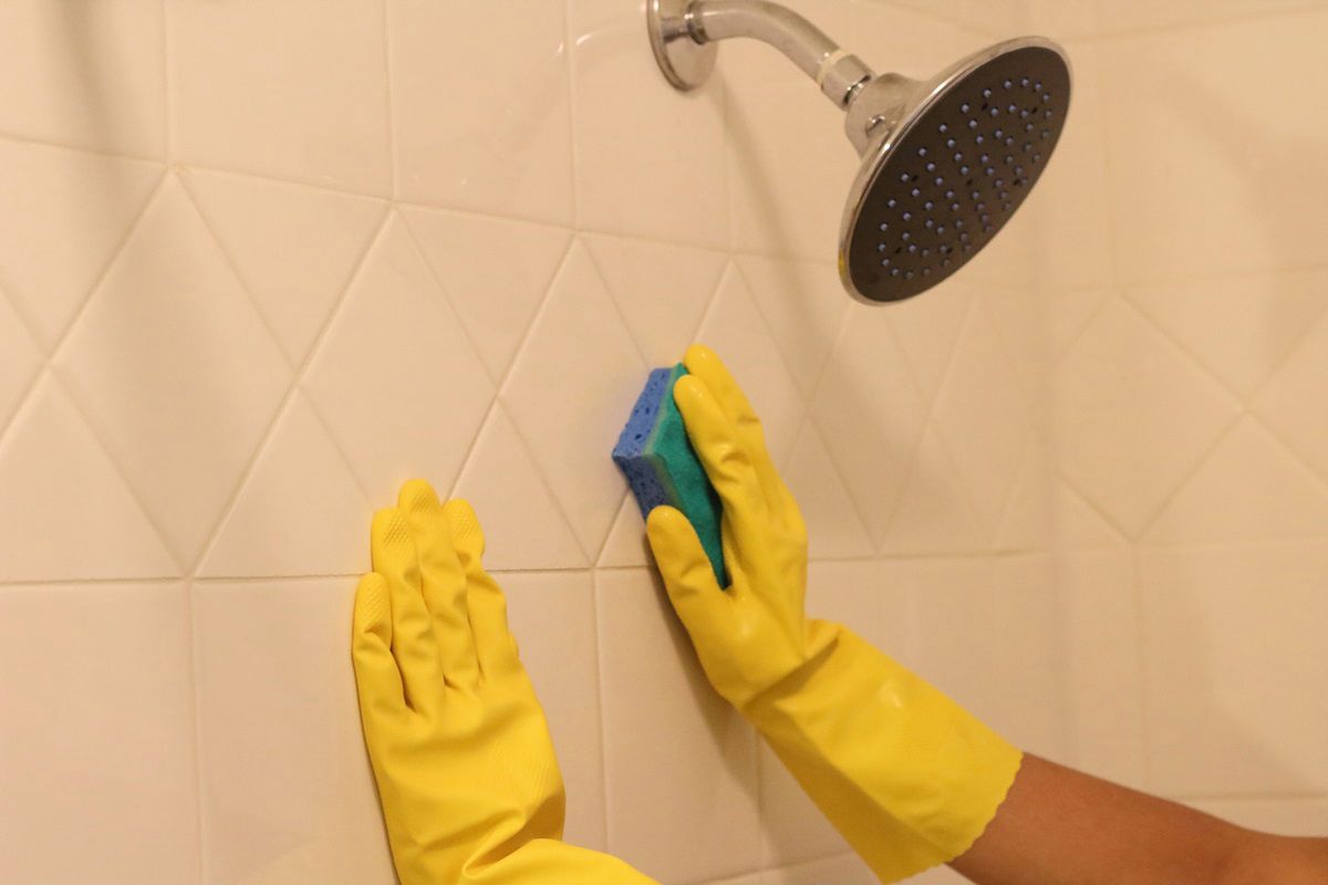 Domowy środek do czyszczenia prysznica działa również na płytki. Fot. Getty Images