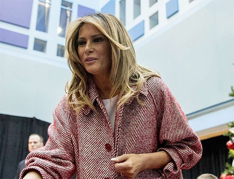 Melania Trump w ogromnym płaszczu z wizytą w szpitalu