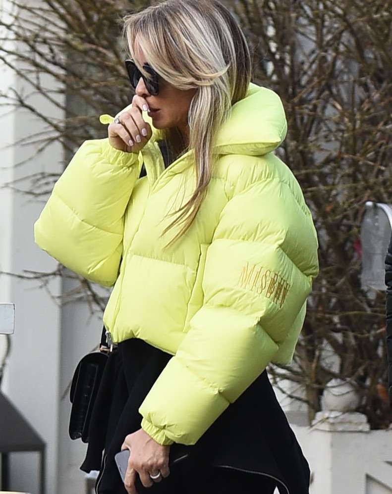Joanna Przetakiewicz w neonowej kurtce puchowej