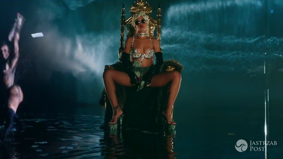 Rihanna Pour it up