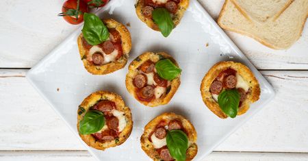 Tostowe miseczki a'la pizza z mozzarellą i kabanosami - pyszna i prosta przekąska
