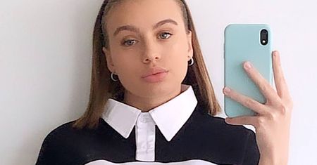 Oliwia Bieniuk wyprzedza trendy i już pozuje w hicie lata. Bluza z kołnierzykiem to marzenie wielu nastolatek