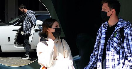 Marina i Wojtek Szczęsny przyłapani przed hotelem Armani w Mediolanie. Przyjechali Rolls Royce'em, a za dobę zapłacili fortunę