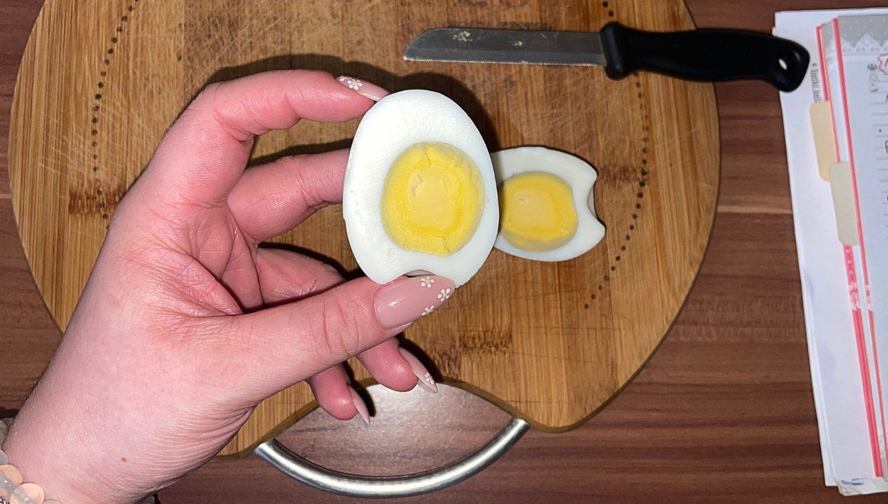 Kiedy przygotowuję coś z jajek, to zawsze po ugotowaniu najpierw sprawdzam żółtko