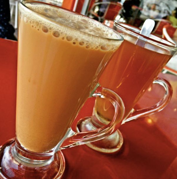 Czarna herbata z mlekiem i cukrem, podawana na gorąco. Często podawana do deserów i przekąsek.