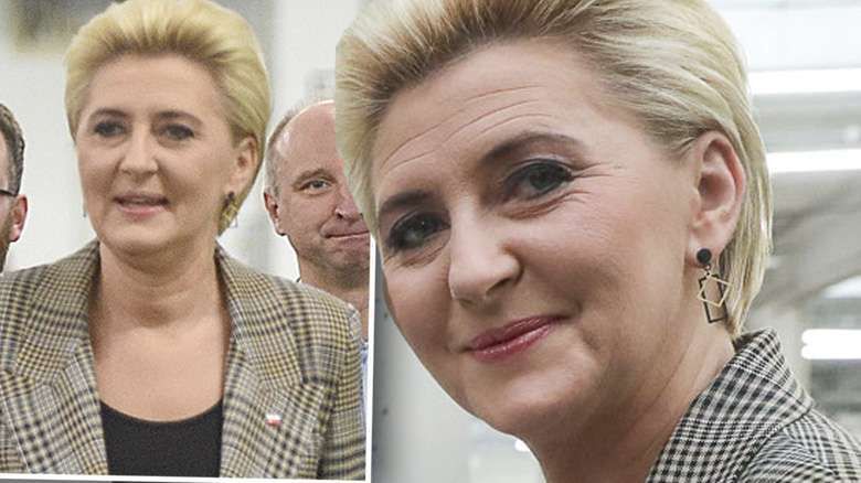 Agata Duda pakuje flagi