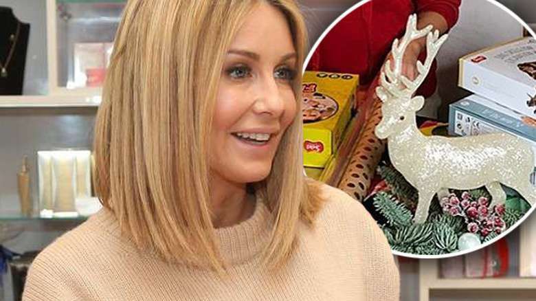 Małgorzata Rozenek w nieporządnym koczku pakuje prezenty