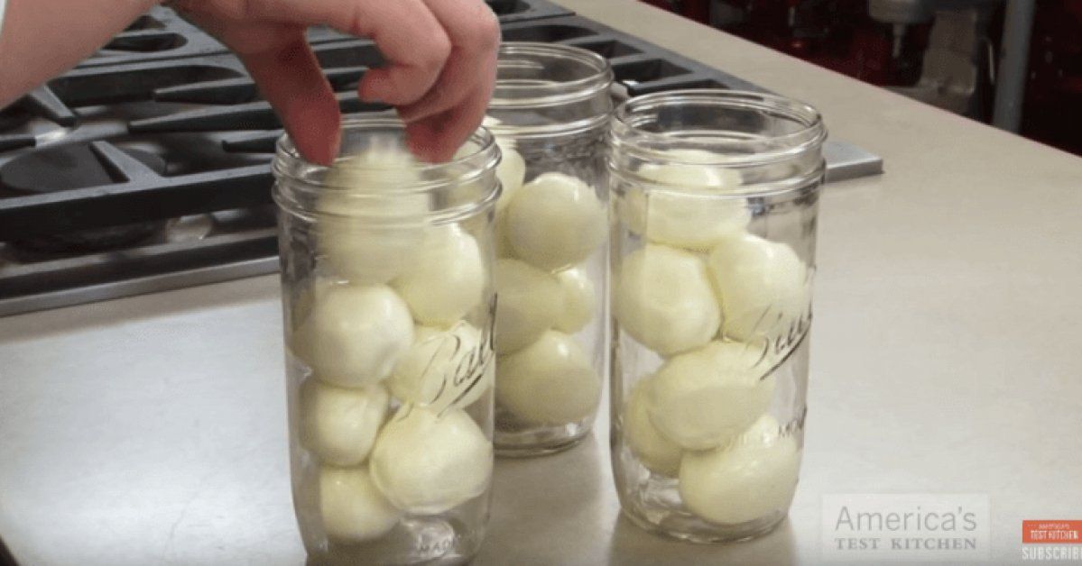 Przepis na marynowane jajka z burakami. Nie tylko świetnie smakują, ale wyglądają wyjątkowo!