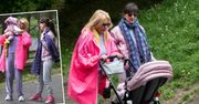 Majka Jeżowska wybrała się na spacer z wnuczką i synową. Paparazzim udało się uchwycić na zdjęciach całą trójkę