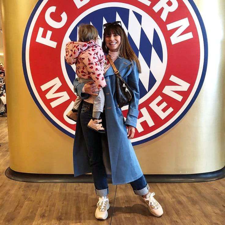 Anna Lewandowska w błękitnym płaszczu
