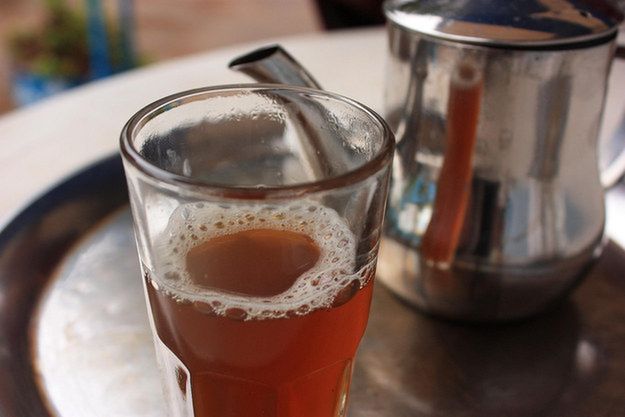 Zielona herbata z miętą, podawana w nietypowy sposób. Pije się 3 filiżanki takiej herbaty, zwiększając ilość cukru wraz z każdą kolejną filiżanką. Zaczyna się więc od gorzkiej, a kończy słodką.