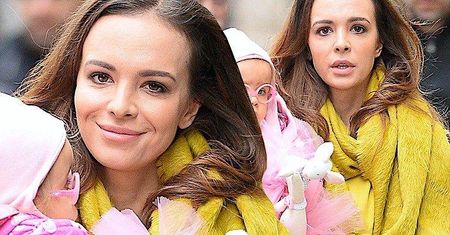 Anna Wendzikowska w żółtym trawiastym szalu z córeczką w stroju Barbie śmiga do studia TVN! Kornelia to prawdziwa księżniczka!