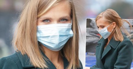 Agnieszka Kaczorowska z ciążowym brzuszkiem wywołała szał wśród paparazzi. Prosta stylizacja podkreśliła jej krągłości