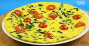 Omlet ze szpinakiem i pomidorkami