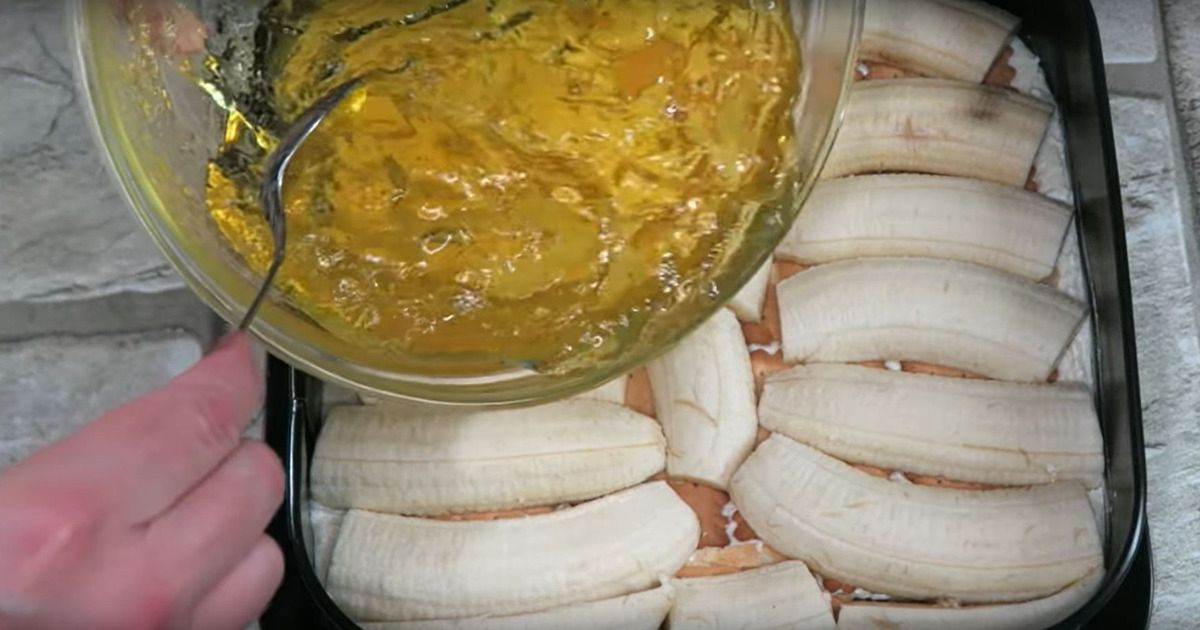 To ciasto bez pieczenia z bananami, kokosem i galaretką jest banalnie proste. Pysznie smakuje i wygląda