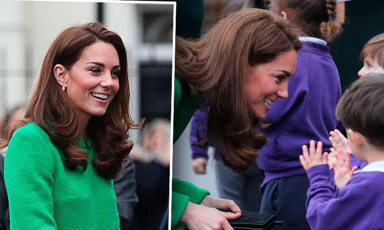 Księżna Kate w skromnej sukience i wystrzałowych botkach odwiedza dzieci w szkole podstawowej. A płaszcz gdzie?!
