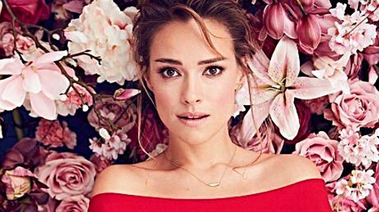 Alicja Bachleda-Curuś dostała kwiaty na Dzień Kobiet