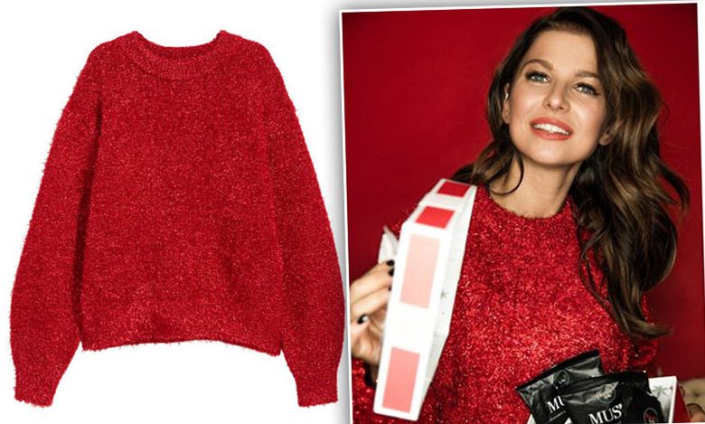 Czerwony sweterek Anny Lewandowskiej robi furorę! Jest z sieciówki, wpisuje się w świąteczny klimat i kosztuje GROSZE