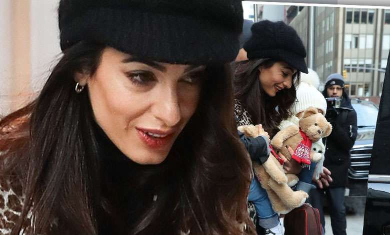 Obwieszona dziećmi Amal Clooney przyłapana samotnie pod hotelem w Nowym Jorku. Bliźniaki nieźle podrosły!