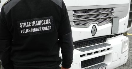 Nielegalni imigranci wdarli się do polskiej ciężarówki. Trzech mężczyzn zatrzymano
