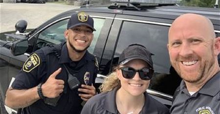 Martwe niemowlę odnalezione. Selfie uśmiechniętych policjantów wywołało skandal