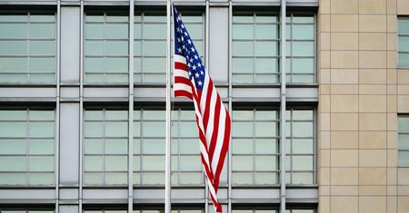 O losie amerykańskich ambasad zadecydują... użytkownicy Twittera? Absurdalna ankieta