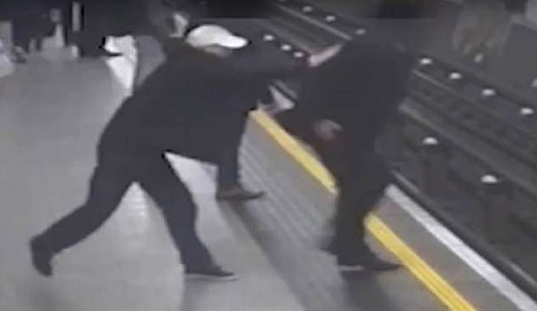 Kamery zarejestrowały próbę morderstwa w metrze - wideo